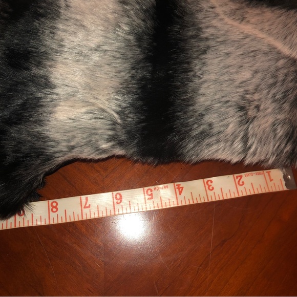 Rachel Zoe vintage faux fur vest size LM blaxk and white preloved “as is” - Picture 5 of 8
